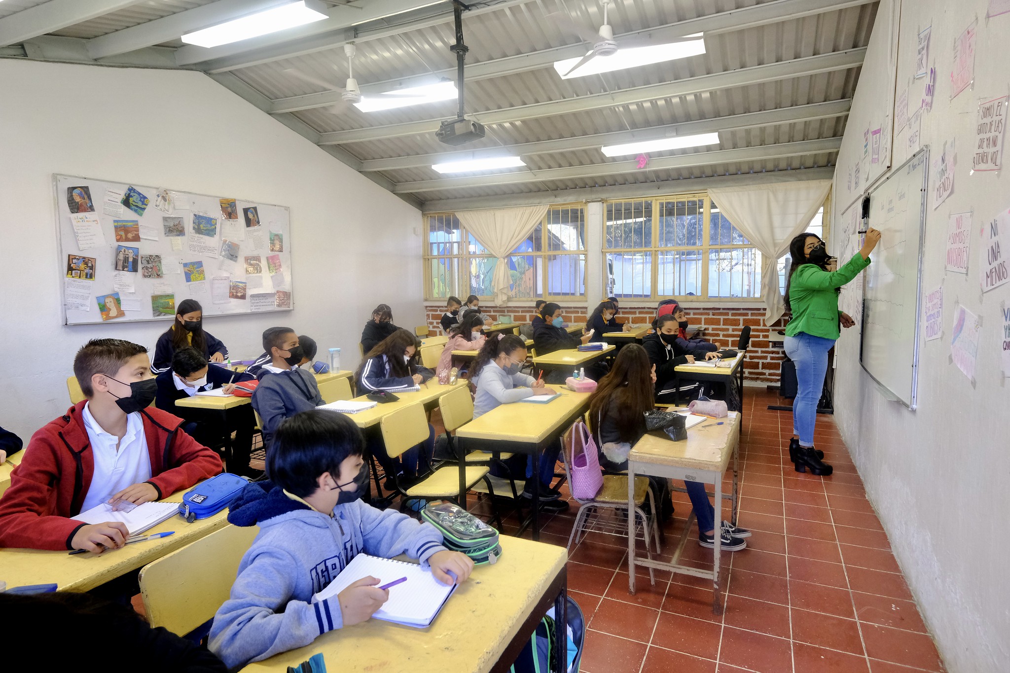 El posible ajuste provocó críticas de organizaciones civiles y de la Unión Nacional de Padres de Familia, que alertaron sobre afectaciones al aprendizaje y mayor rezago educativo.