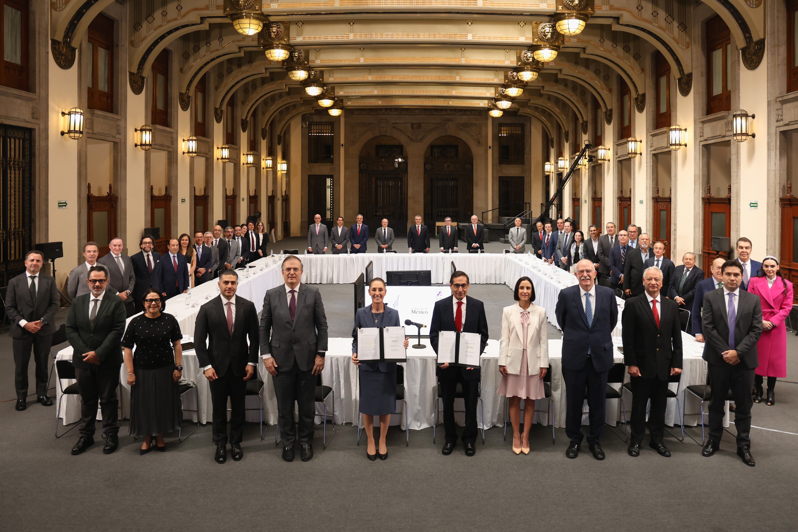 La presidenta Claudia Sheinbaum iniciará este viernes con su conferencia matutina en Palacio Nacional y posteriormente encabezará la renovación del Paquete Contra la Inflación y la Carestía (PACIC). Más tarde realizará una gira por el Estado de México para entregar apoyos educativos y participar en actos comunitarios.