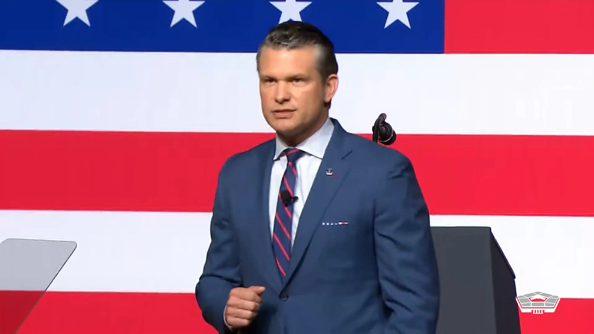 Pete Hegseth, secretario de Defensa estadounidense, afirmó que Washington no descarta intervenir contra cárteles si los gobiernos de la región no frenan el avance del crimen organizado.