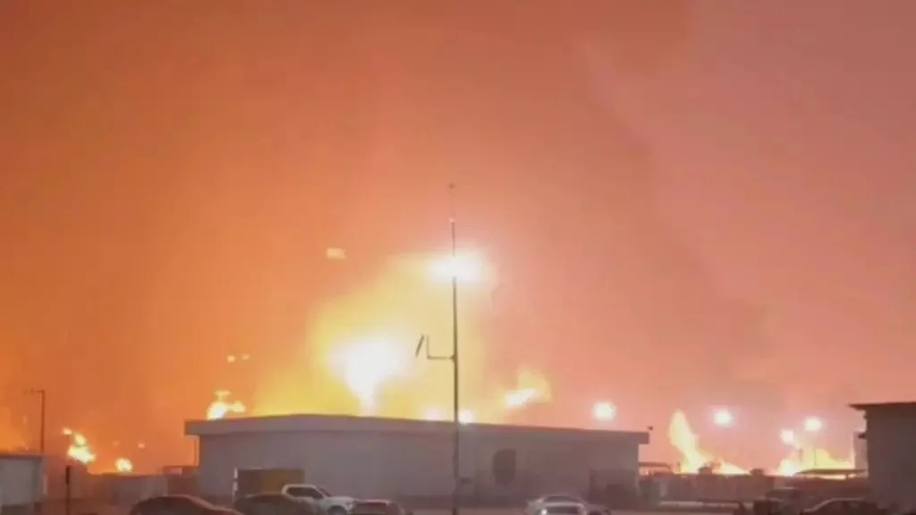 La empresa petrolera afirmó que la flama registrada en instalaciones de Dos Bocas fue contenida de manera inmediata y que la refinería mantiene operaciones normales.