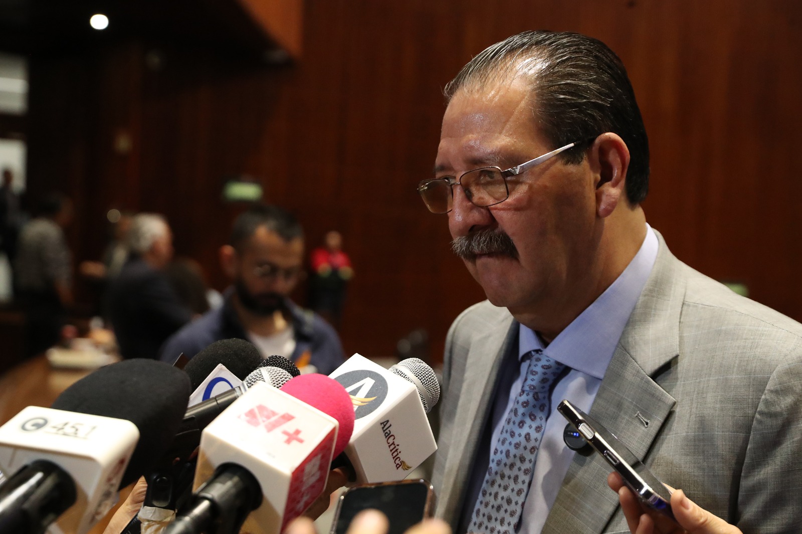 El coordinador del PT en San Lázaro, Reginaldo Sandoval, respaldó la propuesta de la presidenta para crear un mecanismo de revisión de perfiles candidatos y reconoció que es “muy difícil” rastrear dinero ilícito en efectivo durante campañas.