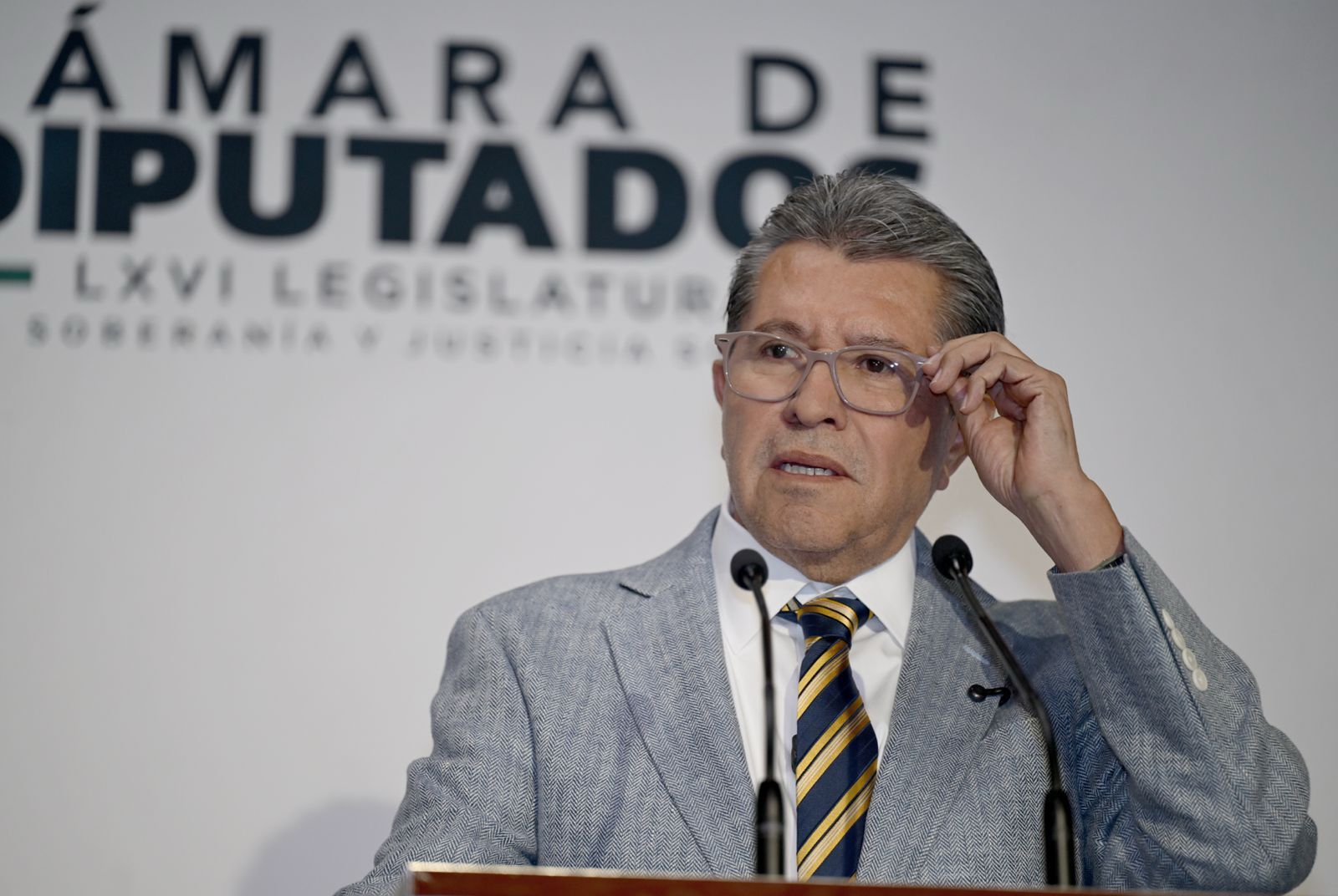 El coordinador de Morena en San Lázaro afirmó que el nuevo mecanismo buscará evitar la postulación de personas vinculadas con actividades ilícitas; además, planteó sancionar con nulidad la intervención extranjera en elecciones.