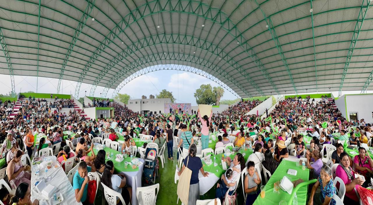 La senadora del PVEM llamó a las mujeres a mantenerse unidas para fortalecer el cambio y anunció que continuará gestionando apoyos para emprendedoras y familias potosinas.