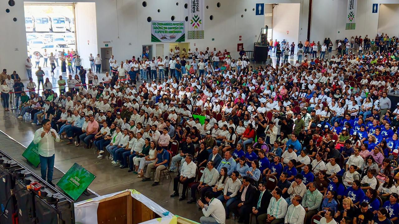 El gobernador firmó la creación del Congreso Laboral Potosí y prometió más de 3 mil becas, 5 mil lotes gratuitos y ampliación del transporte público.