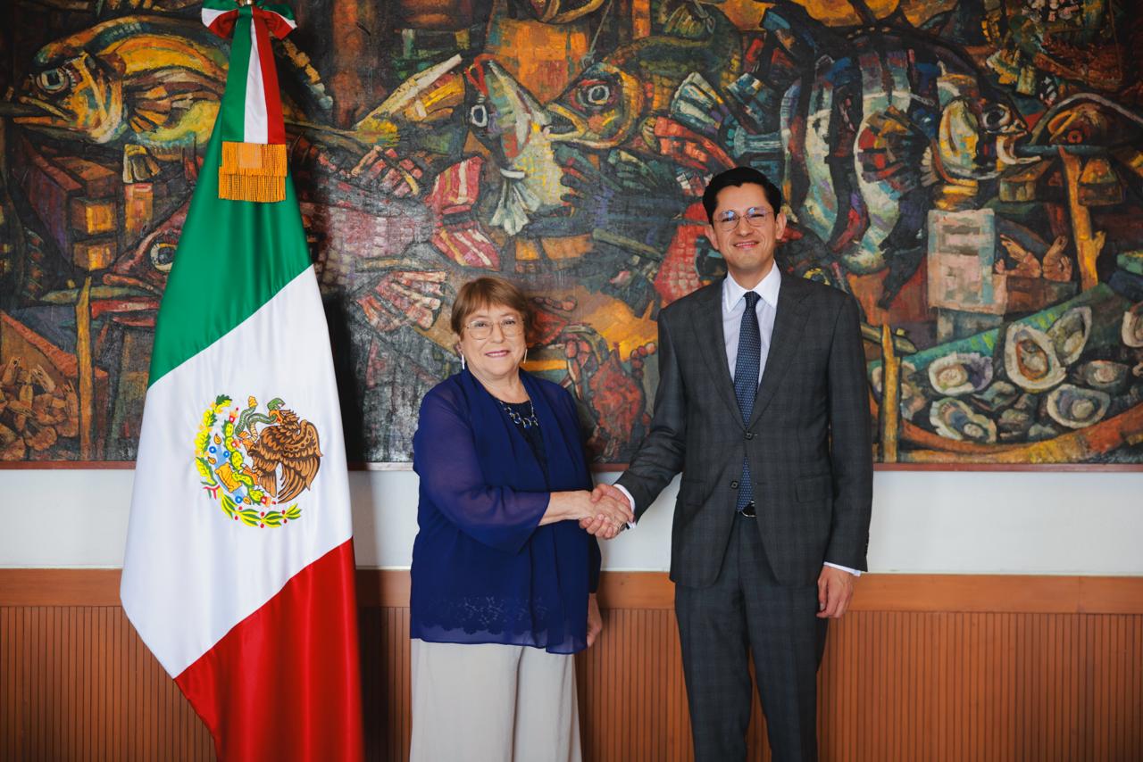 El secretario Roberto Velasco sostuvo un encuentro con la expresidenta chilena para abordar los retos de la agenda internacional y el papel de Naciones Unidas.