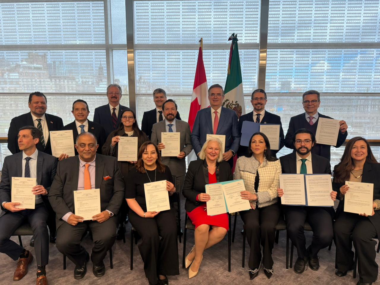 Los convenios impulsarán manufactura avanzada, digitalización de servicios médicos y desarrollo de talento especializado en salud.