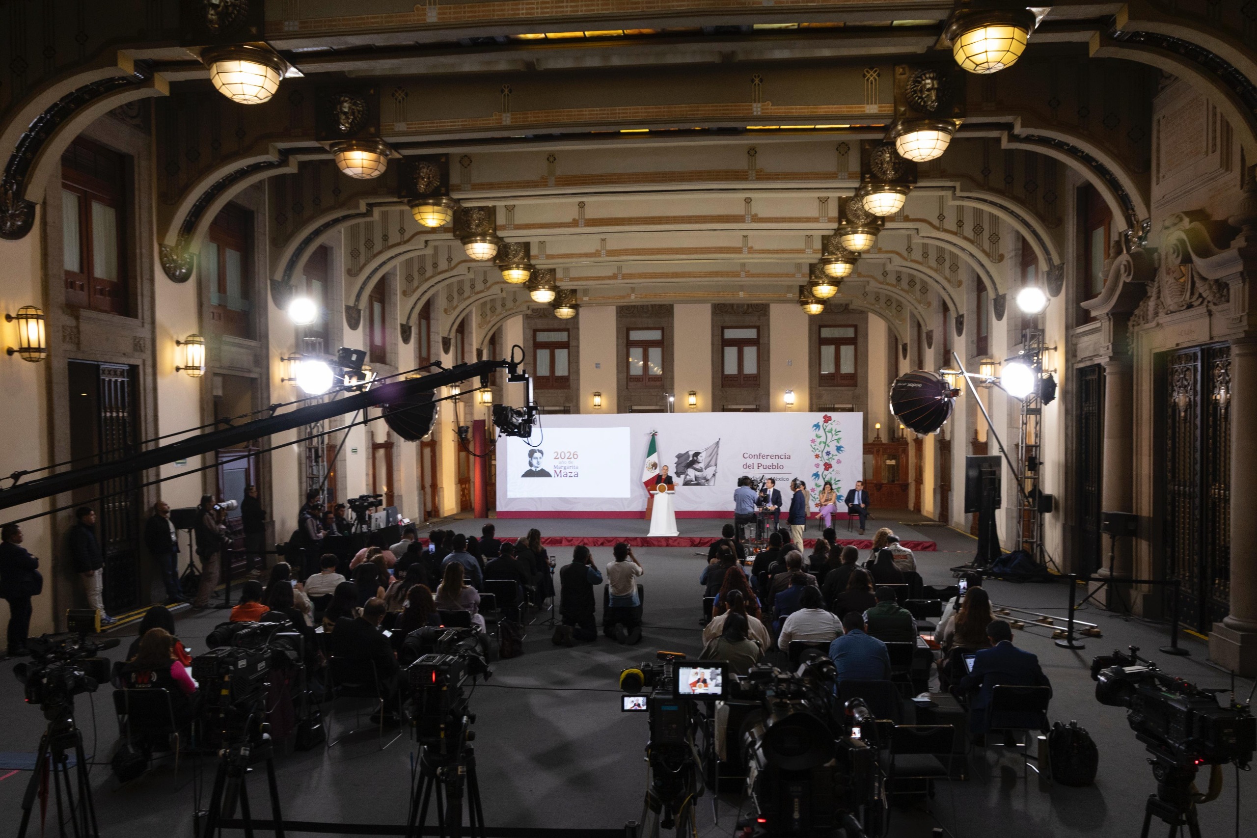 La Presidenta aseguró que su gobierno actúa con base en pruebas y no por “dichos” o “columnas llenas de mentiras”; sostiene que las investigaciones avanzan contra cualquier funcionario con evidencias de vínculos delictivos.