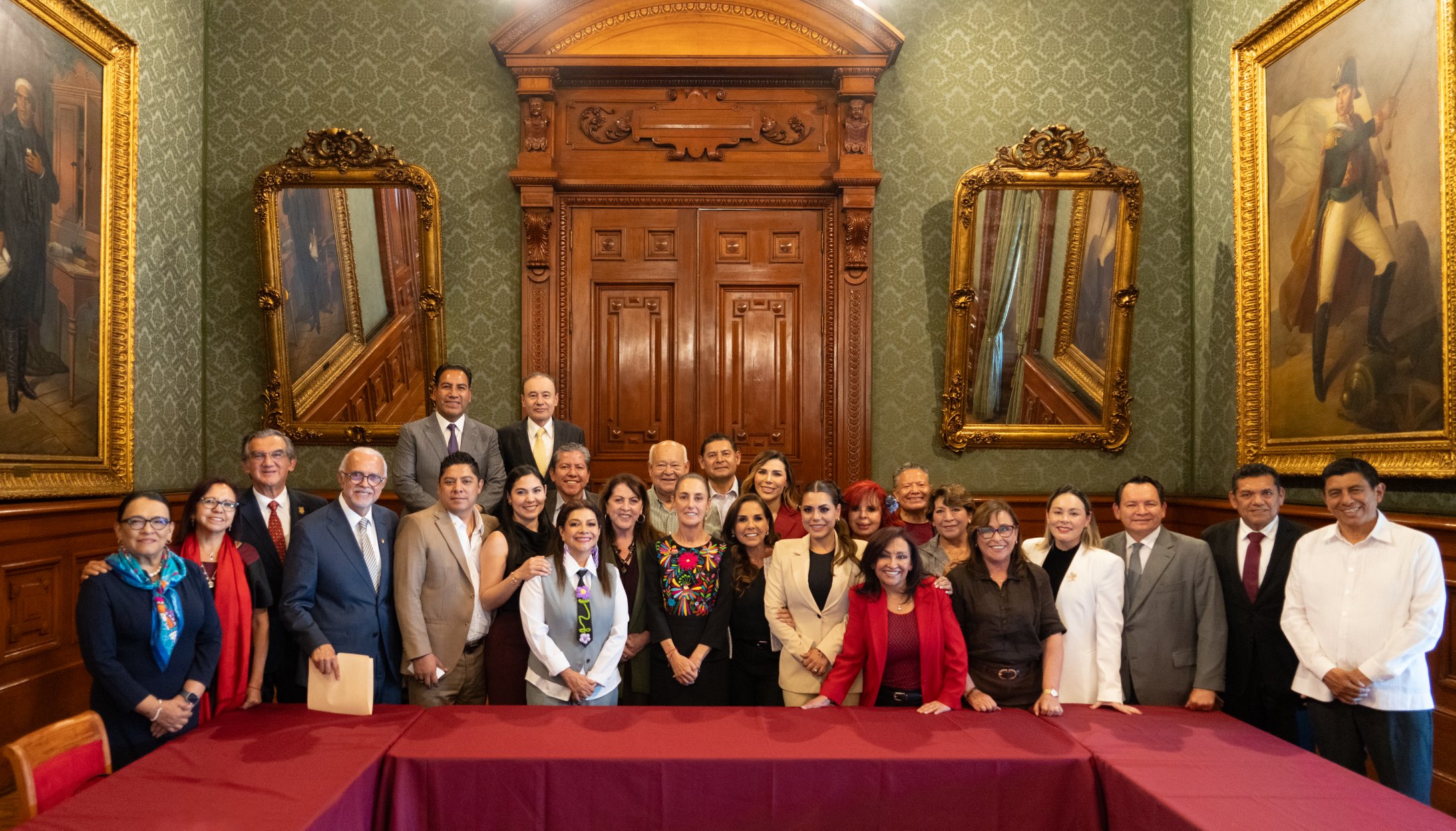 La presidenta sostuvo un encuentro privado con mandatarios estatales del oficialismo mientras crecen las tensiones diplomáticas por las acusaciones de Washington contra funcionarios mexicanos presuntamente ligados al narcotráfico.