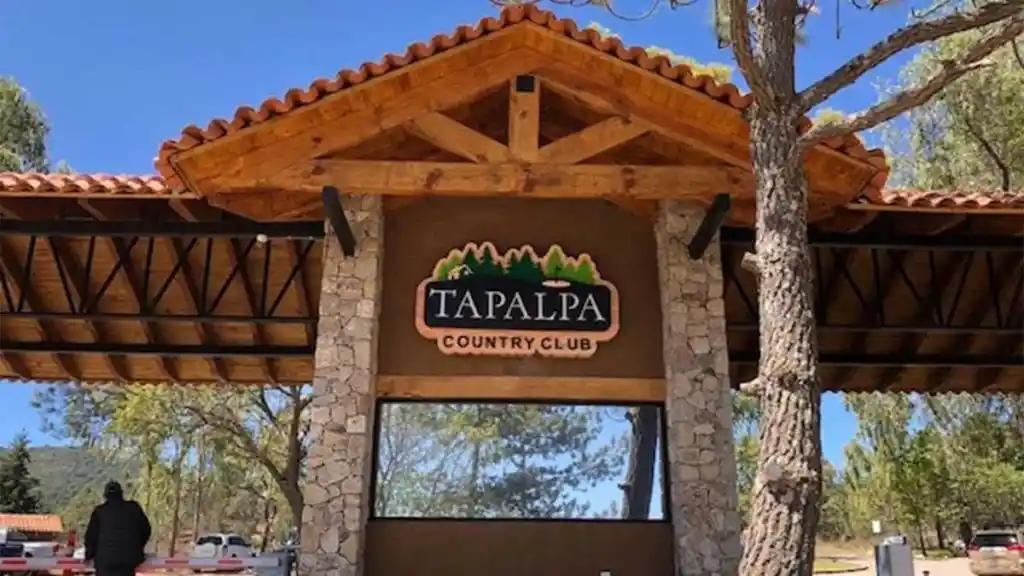 El terreno, ubicado dentro del exclusivo Tapalpa Country Club, fue asegurado por autoridades federales y será puesto a la venta por el INDEP con un valor inicial cercano a los 13 millones de pesos.