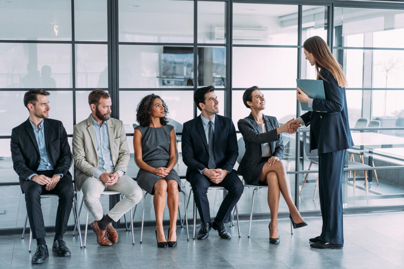 La iniciativa del diputado Favio Castellanos busca prevenir fraudes, desapariciones y abusos en procesos de reclutamiento laboral.