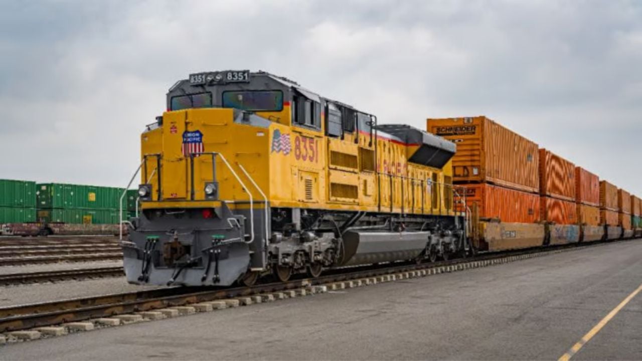 La SRE informó que el Consulado de México en Laredo brinda asistencia a las familias y da seguimiento a las investigaciones sobre el hallazgo ocurrido en una caja seca transportada por ferrocarril.