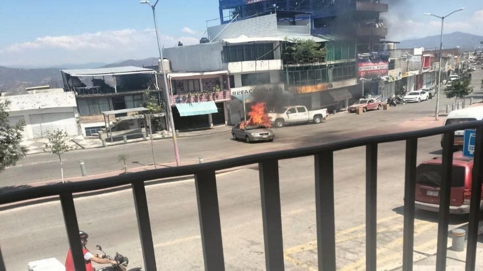 Violencia criminal paraliza Zitácuaro con bloqueos e incendios.