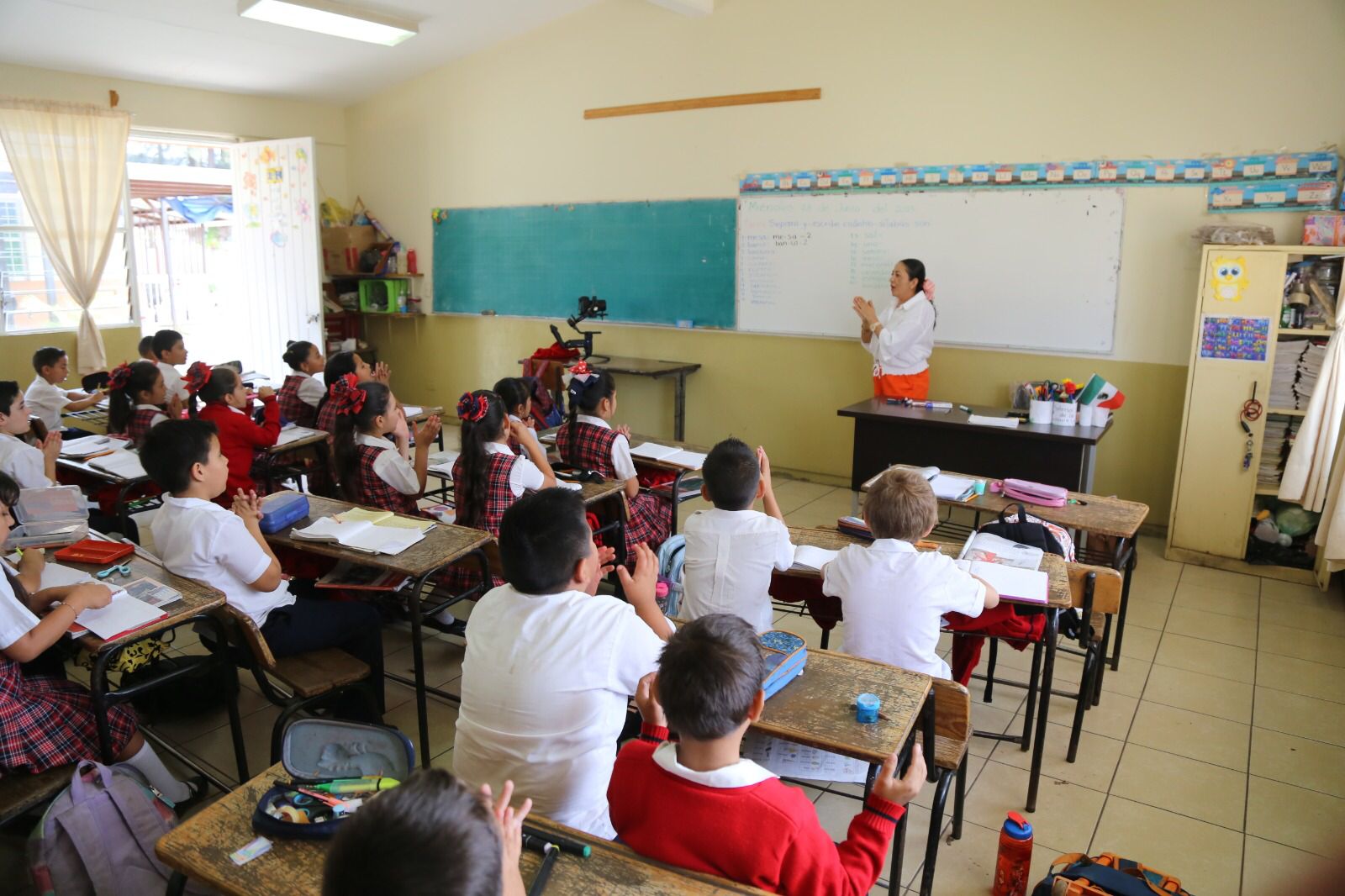 En vísperas del Día del Maestro, México llega con más de 2.1 millones de docentes y 262 mil escuelas, pero con retos de cobertura, aprendizaje, infraestructura, formación continua y uso ético de la IA.