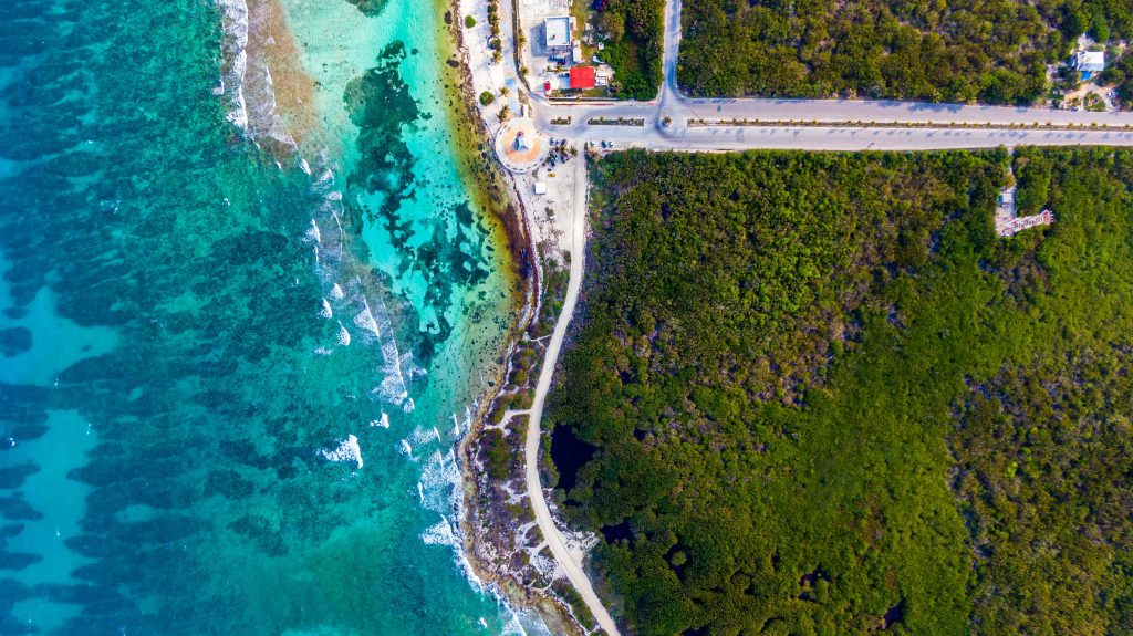 La presidenta aseguró que la Semarnat realiza un análisis ambiental detallado ante las protestas contra un desarrollo turístico previsto en el sur de Quintana Roo.