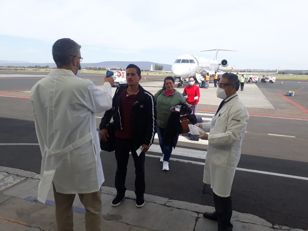 Sheinbaum anuncia medidas sanitarias por Mundial 2026 y abre puerta a hospedaje de selección iraní en Tijuana La presidenta informó que México analiza protocolos epidemiológicos ante brotes en África y confirmó que la FIFA consultó al gobierno federal para que la selección de Irán permanezca en Tijuana durante sus partidos en Estados Unidos. La presidenta de México, Claudia Sheinbaum Pardo, informó que el gobierno federal prepara medidas sanitarias especiales rumbo al Mundial 2026, ante el riesgo de enfermedades contagiosas provenientes de algunos países participantes, y confirmó que la FIFA solicitó apoyo para que la selección de Irán pueda hospedarse en Tijuana durante la justa deportiva. Durante su conferencia, la mandataria señaló que el secretario de Salud, David Kershenobich, trabaja en protocolos epidemiológicos para garantizar la seguridad sanitaria de los visitantes. —“Son medidas epidemiológicas de filtros sanitarios que se tienen que seguir y ahí el secretario de Salud, el doctor Kershenobich, está muy atento a que esto puede ocurrir así”, explicó. La presidenta detalló que el tema surgió luego de que se reportaran restricciones sanitarias en Estados Unidos para jugadores provenientes de países africanos donde existen brotes epidemiológicos. —“En caso de ébola, pues sí hay que tomar medidas sanitarias, evidentemente”, sostuvo. Sheinbaum aclaró que estas medidas no implican prohibiciones de ingreso, sino revisiones sanitarias preventivas. —“No quiere decir que no puedan viajar, sino con todas las medidas necesarias que tienen que tomarse”, afirmó. Irán podría hospedarse en Tijuana En otro tema relacionado con el Mundial 2026, la mandataria confirmó que representantes de la FIFA consultaron al gobierno mexicano sobre la posibilidad de que la selección de Irán permanezca en Tijuana durante la fase inicial del torneo. La decisión obedecería a que Estados Unidos no permitiría que la delegación iraní pernocte en su territorio, pese a que sus encuentros se disputarían en ese país. —“Estados Unidos no quiere que la selección de Irán se quede a pernoctar en Estados Unidos”, dijo. Sheinbaum indicó que México no ve inconveniente en facilitar la estancia del equipo iraní. —“Nos preguntaron si podían pernoctar en México y dijimos: ningún problema, no tenemos ningún problema”, declaró. Agregó que la coordinación logística se realiza entre la responsable gubernamental del Mundial, Gabriela Cuevas, la Secretaría de Turismo y la FIFA. —“Están buscando que las sedes sean en Tijuana para que ellos puedan pernoctar y viajar a los partidos que van a desarrollar en Estados Unidos”, explicó. Descarta preocupación por piratería Respecto a las advertencias de la FIFA sobre piratería y transmisiones ilegales durante el Mundial, Sheinbaum aseguró que el tema no ha sido planteado formalmente en las mesas de trabajo entre el organismo y el gobierno mexicano. —“Nunca se planteó en esas reuniones este tema”, afirmó. La presidenta añadió que las transmisiones deportivas deben ser accesibles para la población. —“Las plataformas tienen que ser accesibles para que la gente pueda ver los partidos”, comentó. También recordó que su gobierno prevé instalar pantallas públicas para que la ciudadanía pueda seguir gratuitamente algunos encuentros del Mundial 2026.