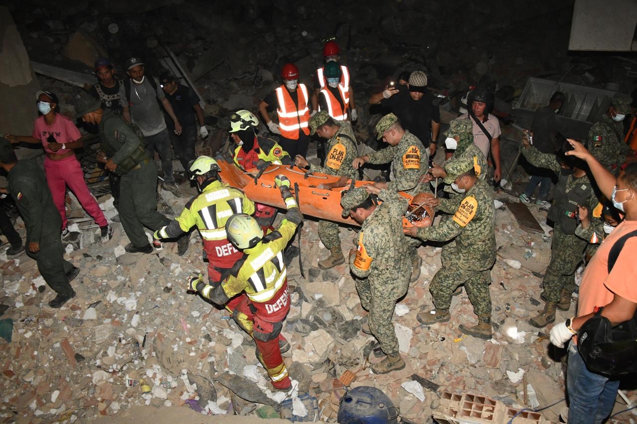Militares mexicanos localizaron y salvaron a un menor bajo escombros.