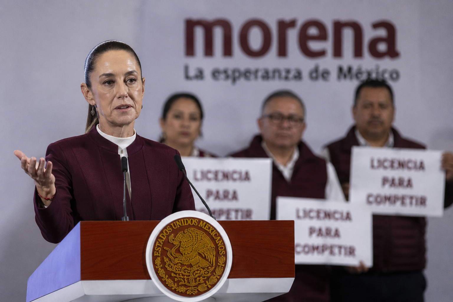 Presidenta minimiza licencias de aspirantes mientras crece disputa interna.