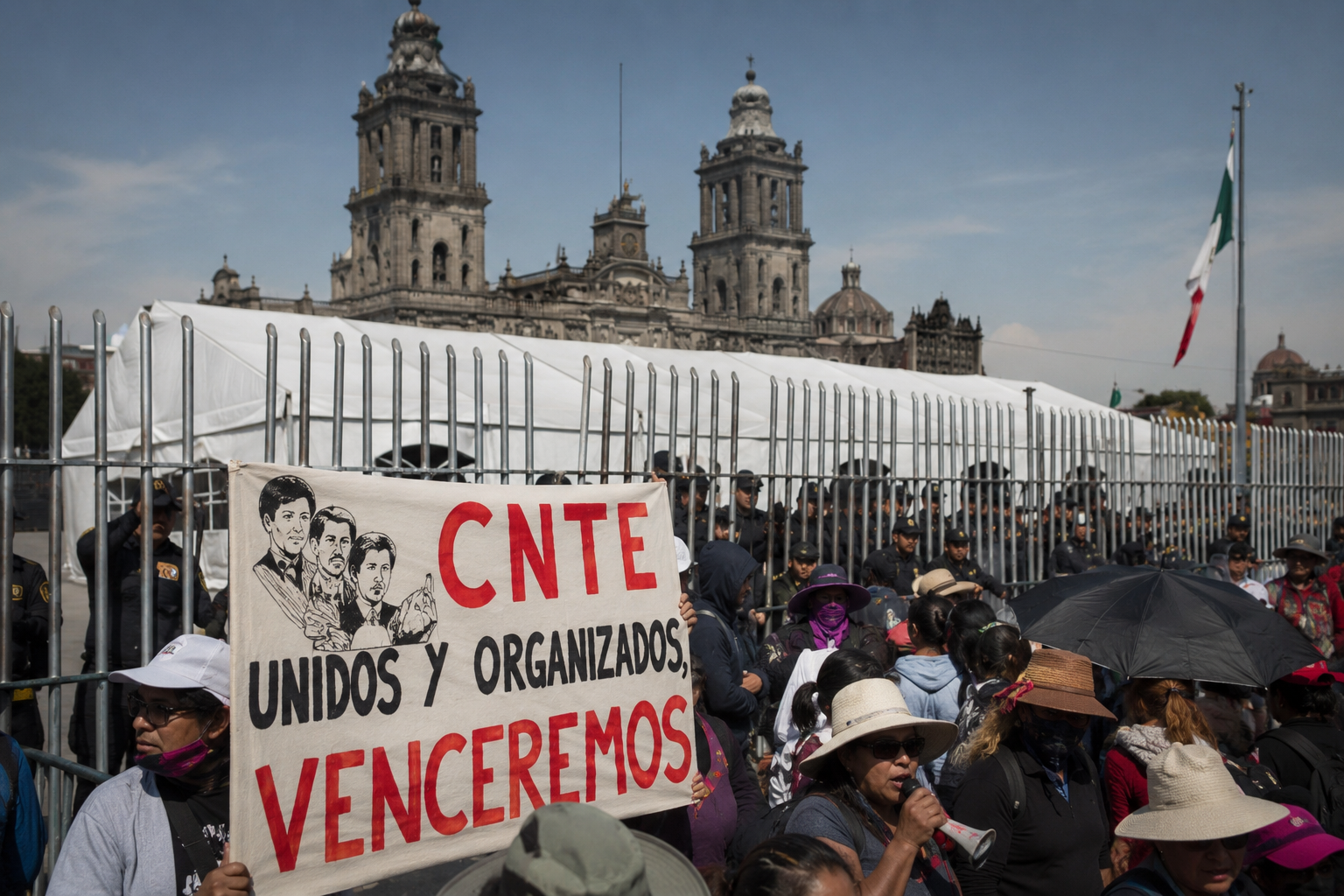 La Coordinadora Nacional de Trabajadores de la Educación, la CNTE, intensificó sus movilizaciones en la Ciudad de México y advirtió que podría escalar sus protestas rumbo al Mundial de Futbol de 2026. Este lunes, maestros disidentes se concentraron en el Centro Histórico, mientras el Zócalo permanece cercado por elementos de seguridad y vallas metálicas para impedir la instalación de un plantón en la Plaza de la Constitución. Los docentes mantienen su exigencia de derogar la Ley del ISSSTE de 2007, mejorar las condiciones de jubilación y obtener un incremento salarial superior al anunciado por el Gobierno federal. Integrantes del movimiento han advertido que, de no obtener respuestas a sus demandas, podrían realizar acciones que afecten actividades relacionadas con la Copa del Mundo. Las autoridades mantienen abiertas las mesas de negociación, mientras continúan las protestas y bloqueos en distintos puntos de la capital del país.