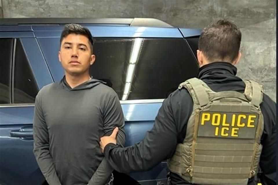 Enrique Martínez Chávez, exintegrante del 27 Batallón de Infantería y señalado por su presunta participación en la desaparición de los 43 normalistas de Ayotzinapa, fue detenido por autoridades migratorias de Estados Unidos en Los Ángeles. Permanecerá bajo custodia mientras se define su entrega a México.
