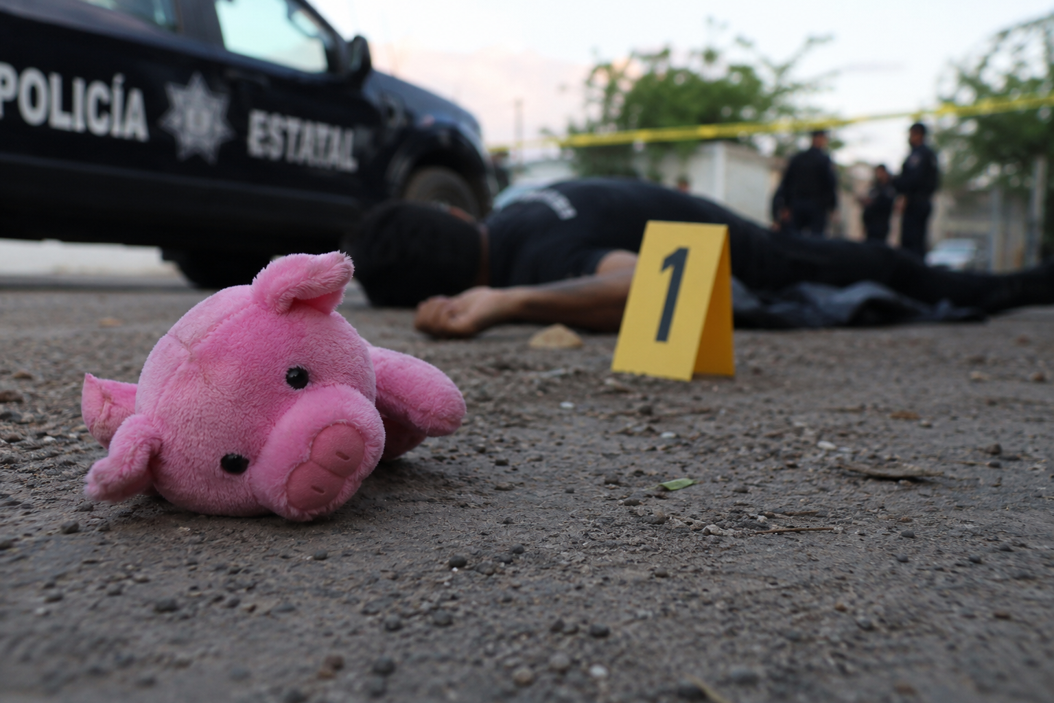 Durante las últimas semanas, al menos cuatro homicidios registrados en distintos puntos de Culiacán presentaron un elemento en común: un peluche rosa colocado junto al cadáver de la víctima.