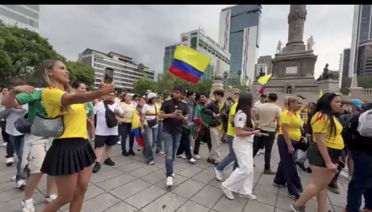 Afición colombiana desborda el Ángel y pinta de amarillo la CDMX