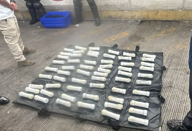 Autoridades federales localizaron una caja con 59 explosivos en un vehículo que transportaba a estudiantes y maestros rumbo a una movilización en apoyo a la CNTE.