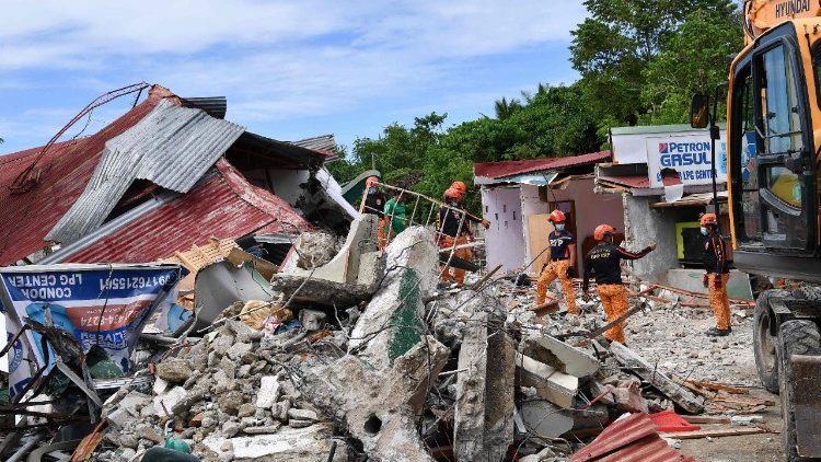 Sismo de 7.8 en Mindanao activa alertas y deja muertos e heridos