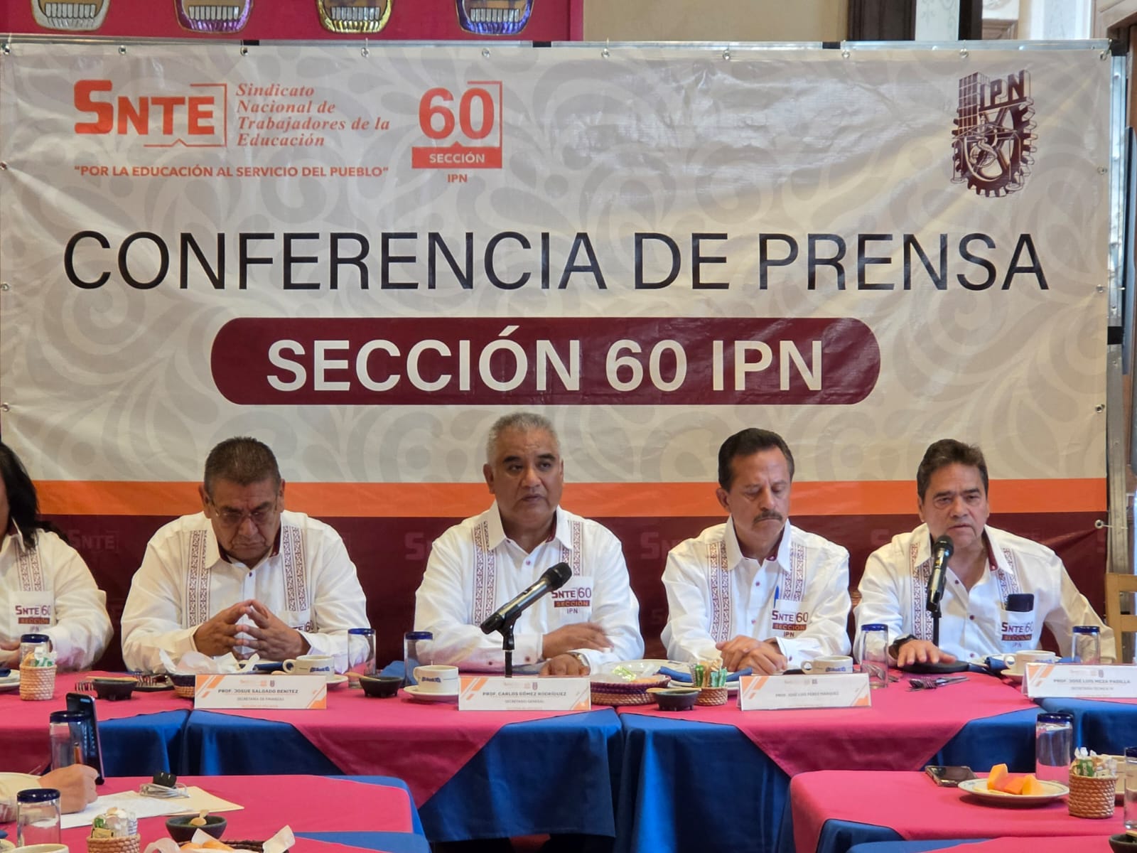 Denuncian rezago laboral, falta de plazas y pagos pendientes.