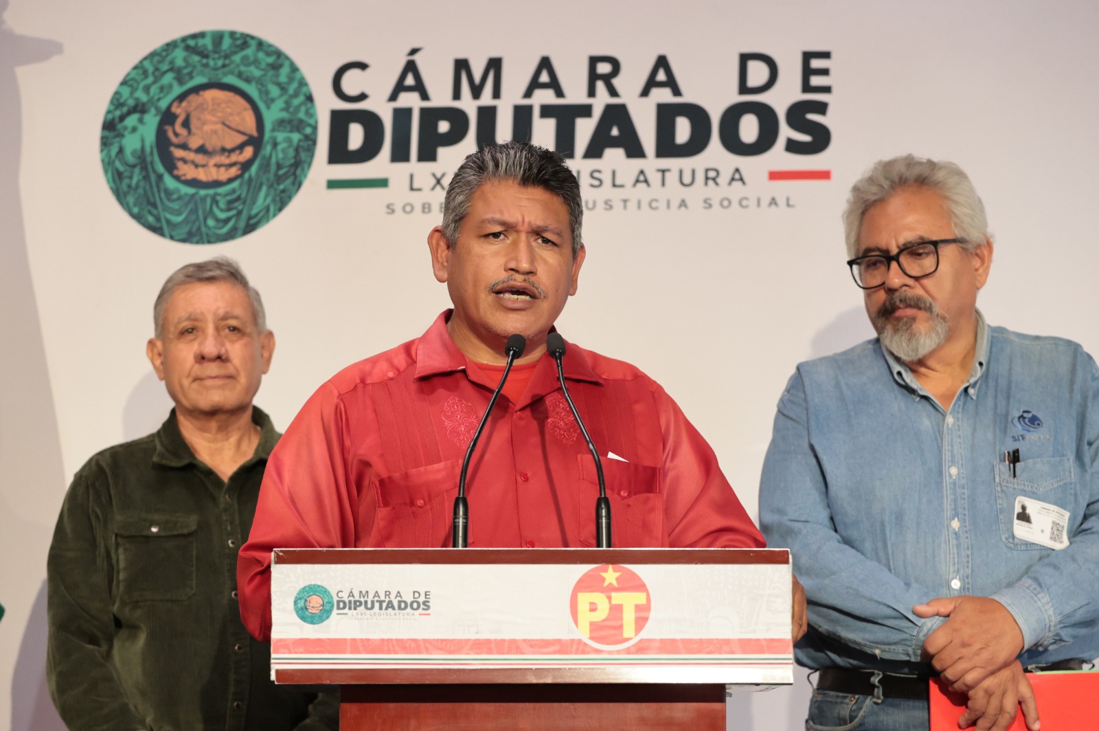 Exige proteger playas públicas y garantizar derechos laborales.