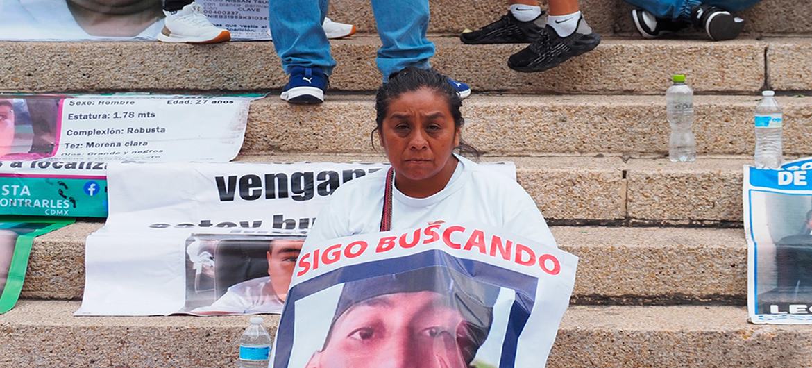 Con fotos y fichas de búsqueda exigen justicia en plena fiesta mundialista.