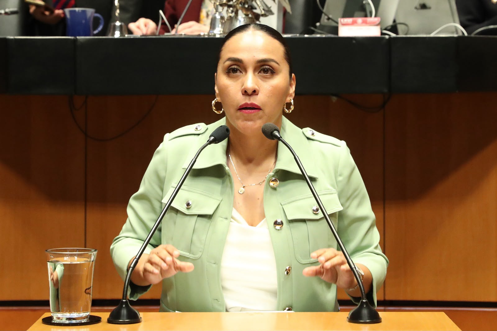 Realiza una nota periodística para prensa escrita con cabeza fuerte y contundente para SEO con sumario breve de 75 caracteres con estos datos: