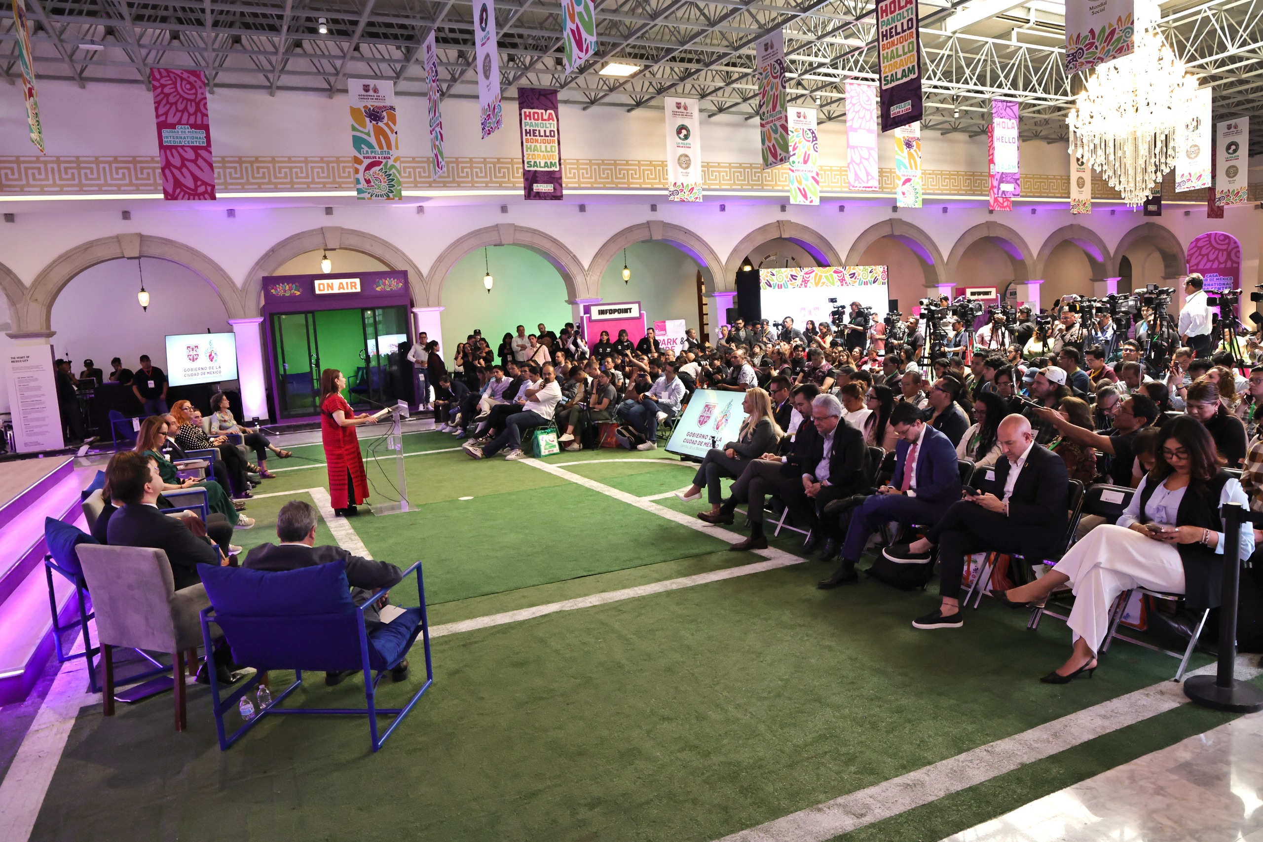 El verdadero desafío logístico para la Ciudad de México durante el Mundial 2026 no estará dentro del estadio, sino en la llamada “Última Milla”, el dispositivo de movilidad diseñado para trasladar a decenas de miles de aficionados desde estaciones de transporte público y centros de transferencia hasta las puertas del Estadio Ciudad de México. Con una asistencia estimada de más de 82 mil personas por partido, el Gobierno capitalino implementará un esquema que prioriza recorridos peatonales, transporte eléctrico y restricciones vehiculares para evitar que la inauguración de la Copa del Mundo colapse la zona sur de la capital. La estrategia contempla la creación de una zona especial denominada “Última Milla”, donde se limitará temporalmente el tránsito vehicular para ordenar el flujo de aficionados y garantizar accesos seguros al inmueble. El perímetro contará con 18 accesos peatonales, 12 semipeatonales y 30 vehiculares, además de vigilancia permanente y filtros de seguridad. Los asistentes podrán llegar mediante siete rutas peatonales conectadas con estaciones de transporte público y un CETRAM provisional que recibirá trolebuses y otros servicios de movilidad. Las rutas partirán desde puntos como Parque Cantera, Avenida Estadio Azteca, Paseo Acoxpa, Calzada de Tlalpan y la estación El Vergel. La jefa de Gobierno, Clara Brugada Molina, sostuvo que el objetivo es que los aficionados no vivan el Mundial atrapados en el tráfico y utilicen alternativas rápidas y seguras para llegar al estadio. El plan incluye además servicios Park and Ride, transporte eléctrico Ride, cuatro mil Ecobicis y scooters, así como mil taxis seguros. Para los residentes de la zona, la alcaldía Coyoacán implementó un sistema de acceso mediante códigos QR. Hasta ahora se han registrado más de 13 mil 600 vehículos particulares, cuyos propietarios podrán ingresar al perímetro restringido acreditando su residencia. La “Última Milla” se perfila así como la pieza central de la estrategia de movilidad mundialista: un modelo que busca convertir los últimos metros hacia el estadio en un recorrido ordenado, seguro y libre de congestionamientos, en una ciudad que volverá a estar bajo los reflectores del futbol internacional.