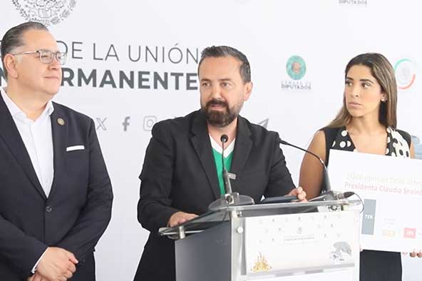Cepal reconoce a México como líder regional en reducción de pobreza; Morena atribuye avance a la 4T Sumario: Morena destaca que Cepal ubica a México entre los líderes contra pobreza. Ciudad de México. Diputados y diputadas de Morena celebraron el reconocimiento de la Comisión Económica para América Latina y el Caribe (Cepal) a México como uno de los países con mayores contribuciones a la reducción de la pobreza y la desigualdad en la región, logro que atribuyeron a la política social y al aumento sostenido del salario mínimo impulsados por los gobiernos de la Cuarta Transformación. Durante una conferencia de prensa realizada en el marco de la Comisión Permanente del Congreso de la Unión, en el Senado de la República, el diputado de Morena, Gabriel García Hernández, sostuvo que los resultados reconocidos por el organismo internacional son consecuencia directa de las políticas de bienestar implementadas en los últimos años. “Acabamos de escuchar un reconocimiento que hay una contribución determinante de dos países y se coloca en el puntero, en la contribución a la disminución de la pobreza, la disminución de la desigualdad en México”, afirmó. El legislador destacó que la estrategia gubernamental ha permitido mejorar los ingresos de millones de familias mexicanas y fortalecer el mercado interno mediante la distribución de recursos públicos a sectores históricamente vulnerables. “Hoy 42 millones reciben una parte del presupuesto público a través de la política de bienestar y ese ingreso distribuido en la mayoría de la población permite que se active la economía, se mejore la calidad de vida”, señaló. García Hernández aseguró que el llamado “humanismo mexicano” se ha convertido en una referencia para América Latina al demostrar que la redistribución del ingreso puede ser un motor de crecimiento económico y desarrollo social. “Está demostrado que México está haciendo una aportación a nivel regional”, agregó. Morena presume ventaja electoral y respaldo a Sheinbaum Por su parte, el diputado Arturo Ávila Anaya afirmó que Morena mantiene una posición sólida en las preferencias electorales, al citar una encuesta de la empresa De las Heras que otorga al partido 44 por ciento de intención de voto para diputaciones federales. Asimismo, destacó que la aprobación de la presidenta Claudia Sheinbaum alcanza 71 por ciento. “Morena, sin duda, sigue siendo la opción electoral de la mayoría de las y los mexicanos. Por una razón sencilla, no hay divorcio entre el pueblo y nuestro movimiento”, expresó. El legislador aseguró que el partido cuenta con mecanismos internos y lineamientos éticos para regular la participación de aspirantes y evitar conductas que contravengan la legislación electoral. Respecto a la alianza con el Partido Verde Ecologista de México y el Partido del Trabajo, indicó que cada fuerza política decidirá de manera autónoma en qué entidades competir en coalición, aunque previó que la alianza se mantendrá en la mayoría de los estados. Ávila descarta impacto de declaraciones de Trump En otro tema, Ávila Anaya consideró que las recientes declaraciones del presidente de Estados Unidos, Donald Trump, sobre México deben entenderse dentro del contexto electoral que atraviesa ese país. “El discurso político no corresponde a la realidad que vive México. Hay una narrativa de comunicación que parece mucho más política que la realidad”, sostuvo. El legislador destacó que México ha fortalecido la cooperación bilateral en materia de seguridad y combate al narcotráfico, particularmente en la reducción del tráfico de fentanilo, la disminución de muertes asociadas a su consumo y el desmantelamiento de laboratorios clandestinos. En ese sentido, recordó que la responsable de la política antidrogas en Estados Unidos reconoció recientemente el nivel de colaboración alcanzado con México y los resultados obtenidos en la materia. “Lo que estamos viendo son resultados concretos que reflejan una coordinación sin precedentes entre ambos países”, concluyó.