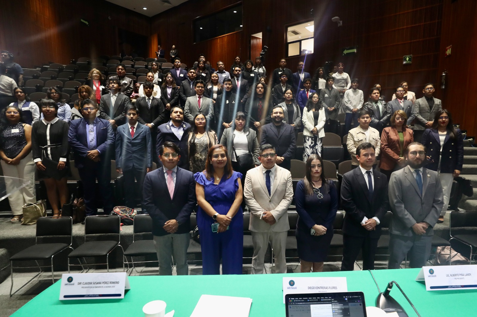 Jóvenes debaten iniciativas que podrían convertirse en leyes.