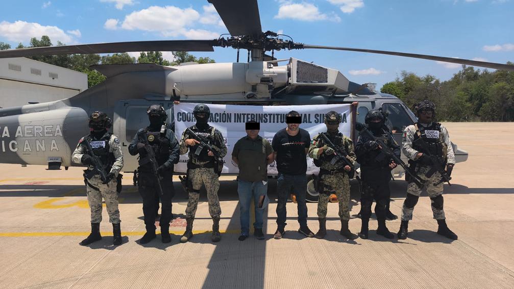Capturan a presunto líder criminal y a exjefe policial en Escuinapa.