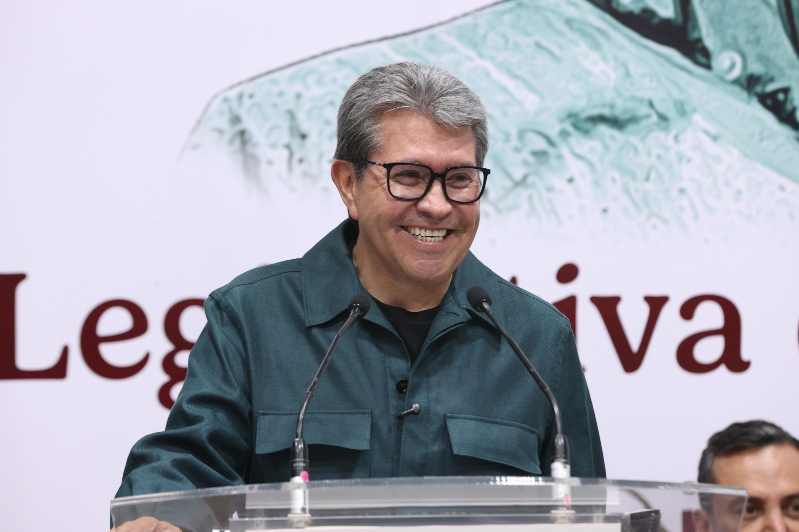 Niega participar en negociación con la CNTE y rechaza amenazas a México.