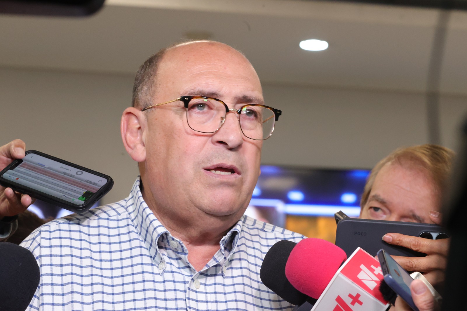 Moreira acusa a AMLO de intervenir indebidamente en política exterior