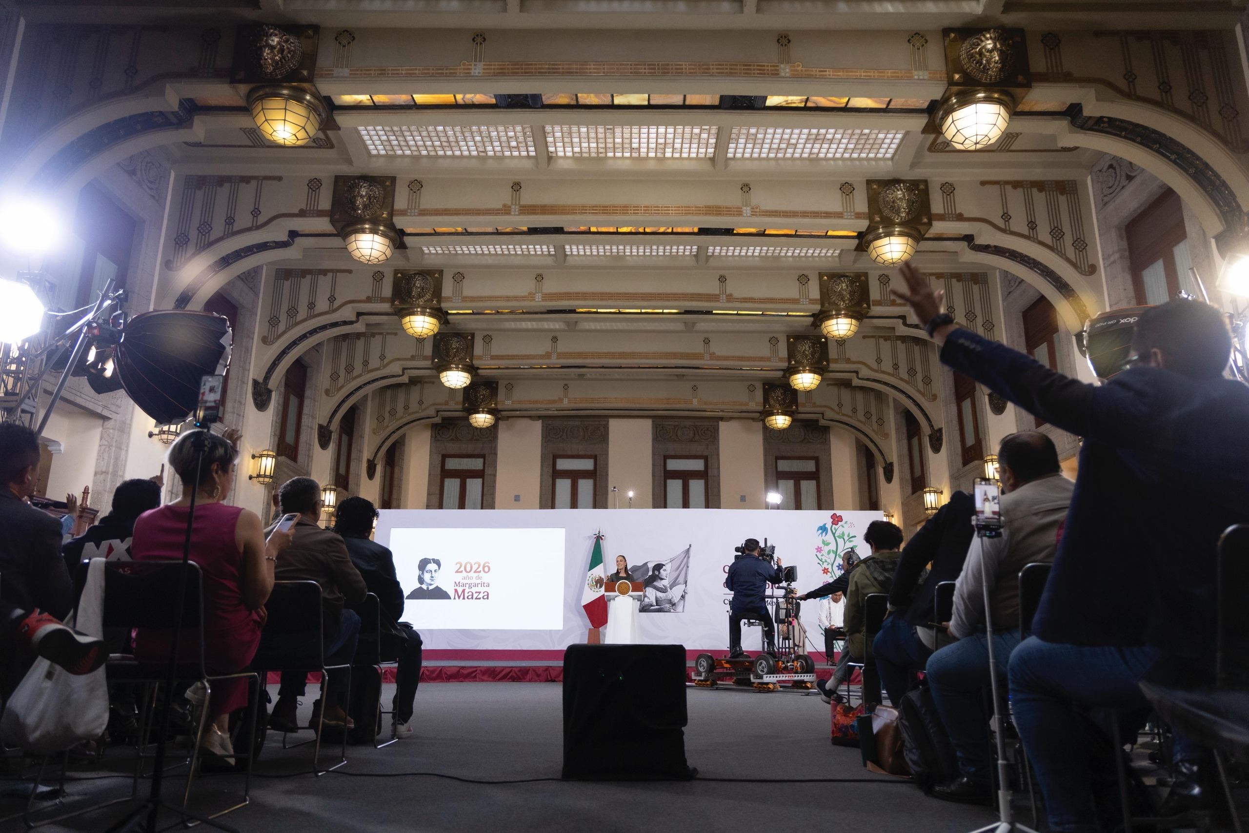 La Presidenta felicitó a la Selección Mexicana tras vencer 2-0 a Sudáfrica y defendió su decisión de celebrar el Mundial con la afición en un espacio público.