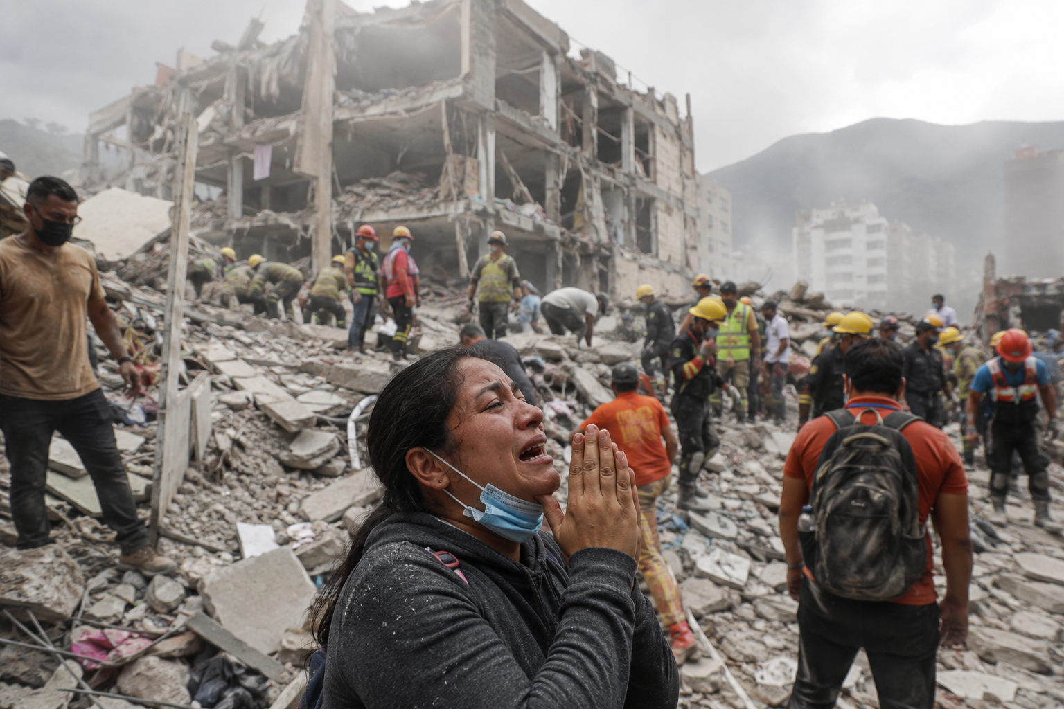 Balance mortal aumenta; rescate sigue entre miles de desaparecidos.