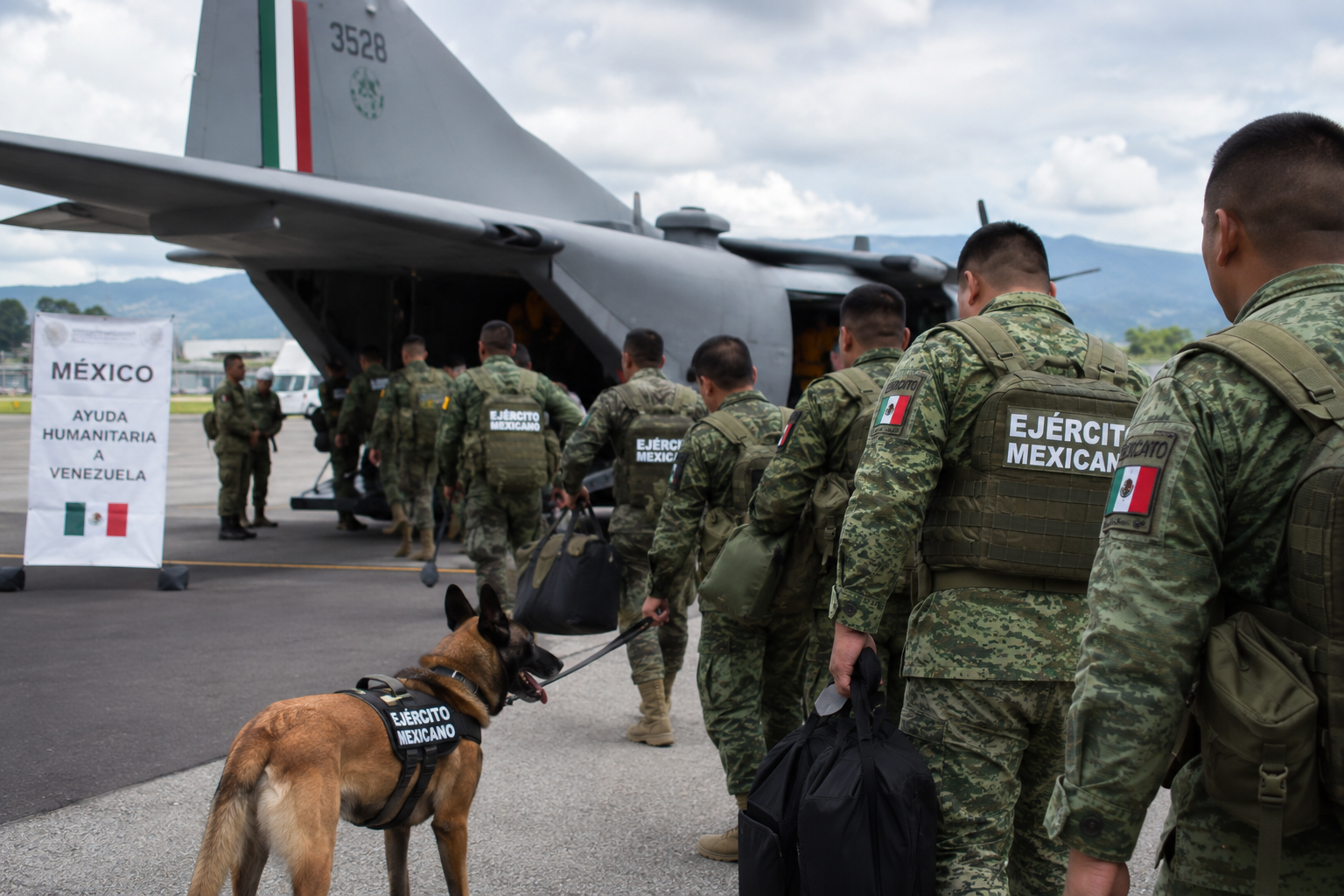 El despliegue está integrado por: 250 elementos militares especializados en rescate. 5 binomios caninos de búsqueda. 4 aeronaves para el traslado de personal y equipo. 1 dron especializado para reconocimiento de zonas afectadas. Herramientas de búsqueda y rescate. Insumos y material de curación para atención médica. Durante su conferencia, Sheinbaum señaló que el apoyo podría ampliarse conforme se evalúen las necesidades en territorio venezolano. "El día de hoy sale un equipo de la Sedena de rescatistas y personal de sanidad para llegar a Venezuela y, una vez instalados ahí y haber hablado con autoridades, determinaremos mañana mismo personal adicional que se requiera para poder ayudar a los pueblos que lo necesitan."