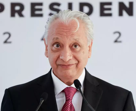 Carmen relata abusos físicos, psicológicos y económicos del exdirector.