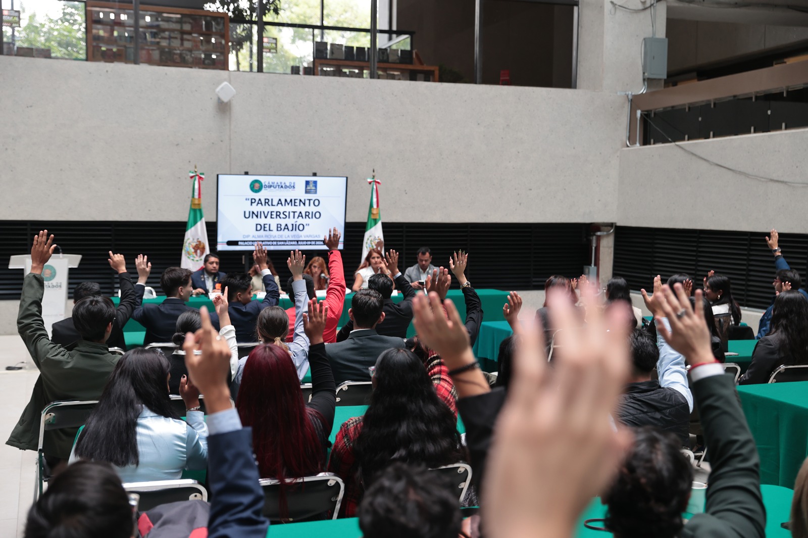 Jóvenes llevan al Congreso agenda contra violencia, desapariciones e IA; desechan reforma sobre pagarés