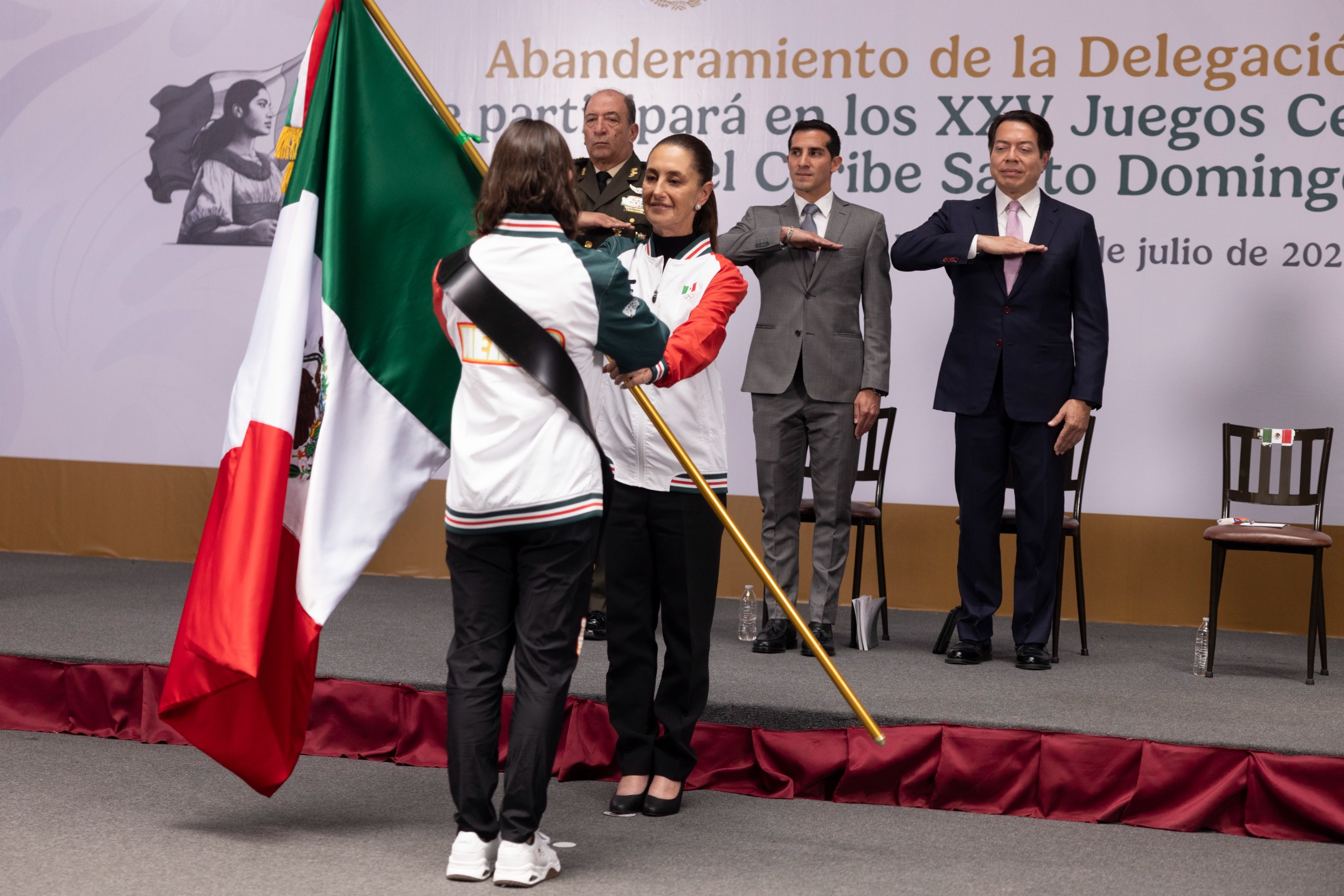 Sheinbaum llama a atletas a competir con orgullo y sin complejos.