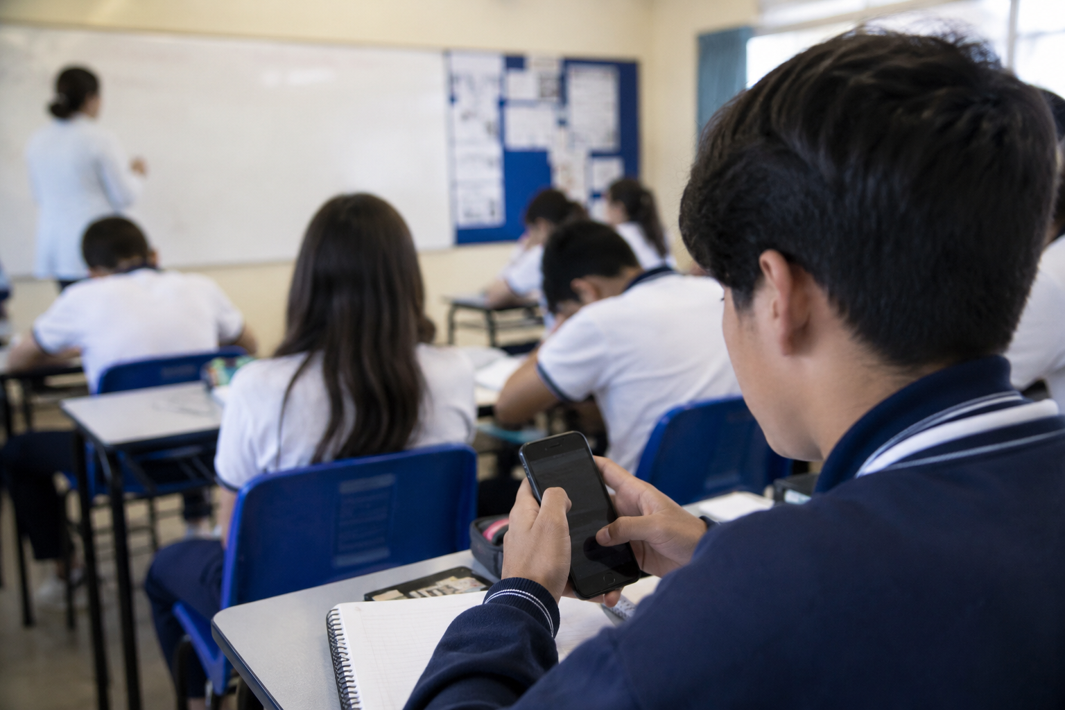 SEP impulsará regulación de celulares y redes en planteles escolares.