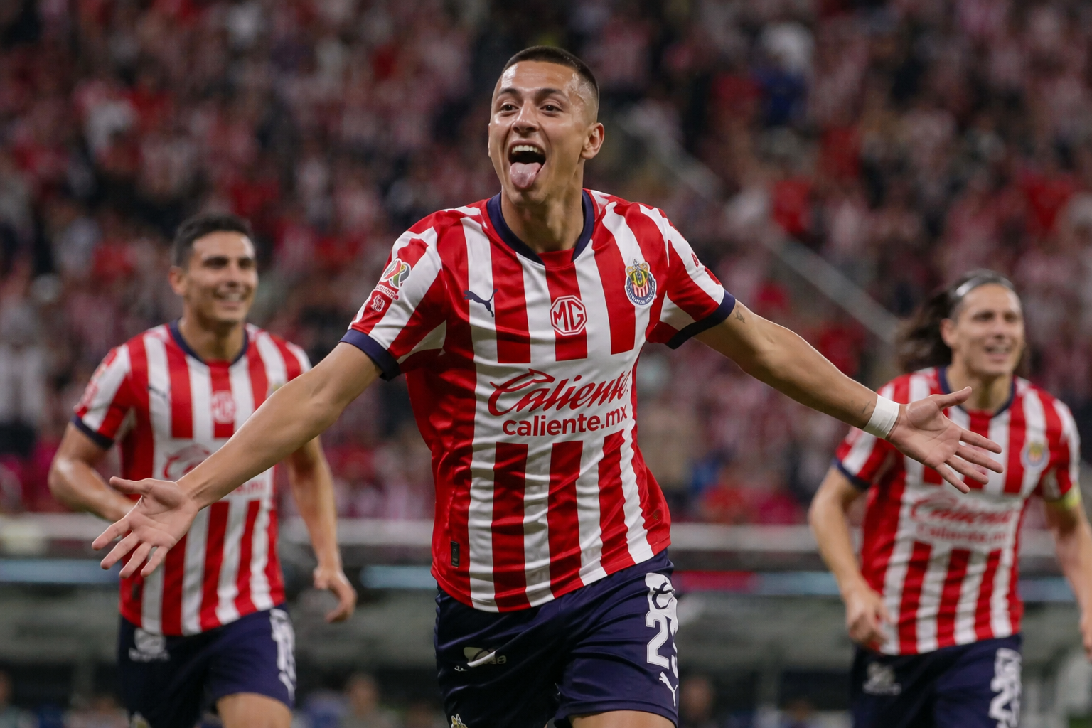 Alvarado rescata a Chivas al 90+6 y vence 1-0 a Juárez en el Akron