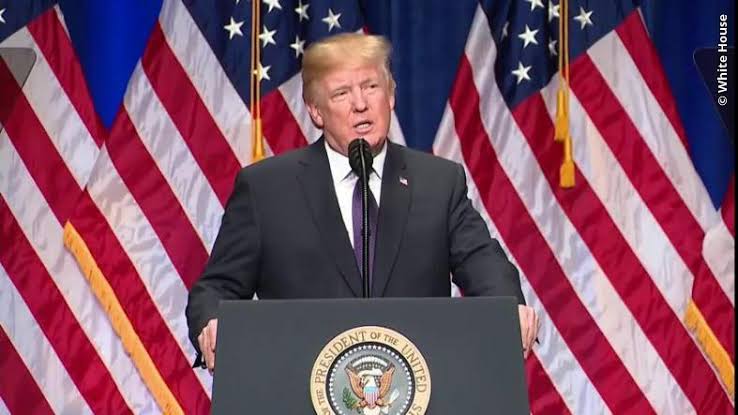 Trump desclasifica informes y acusa a China de hackeo electoral masivo.
