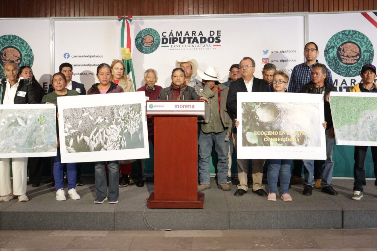 Morena exige investigar descargas tras mortandad masiva de peces en presa.
