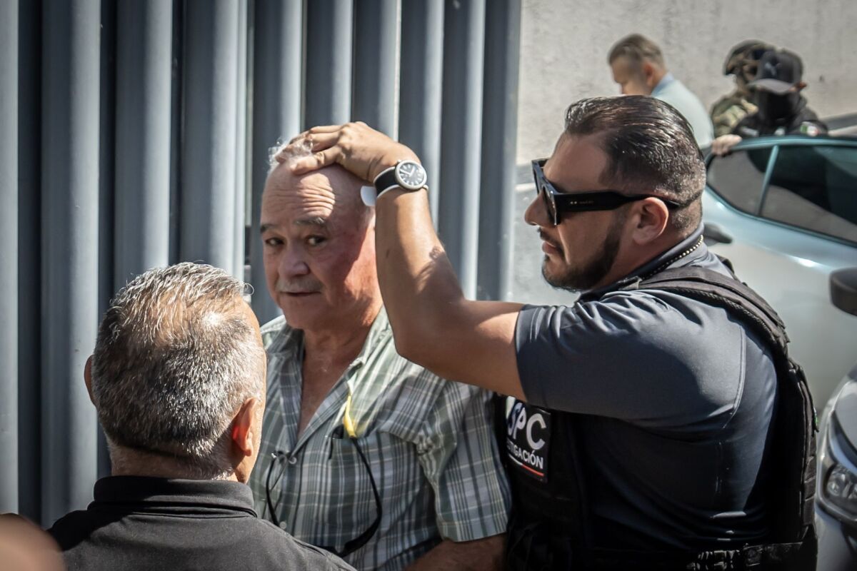 Exgobernador es trasladado a audiencia por delincuencia organizada.