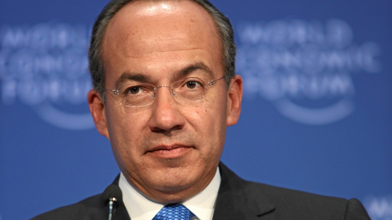 Calderón afirma que México sigue la ruta institucional de Venezuela.