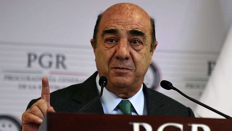 Juez modifica medida cautelar; Murillo Karam portará brazalete.
